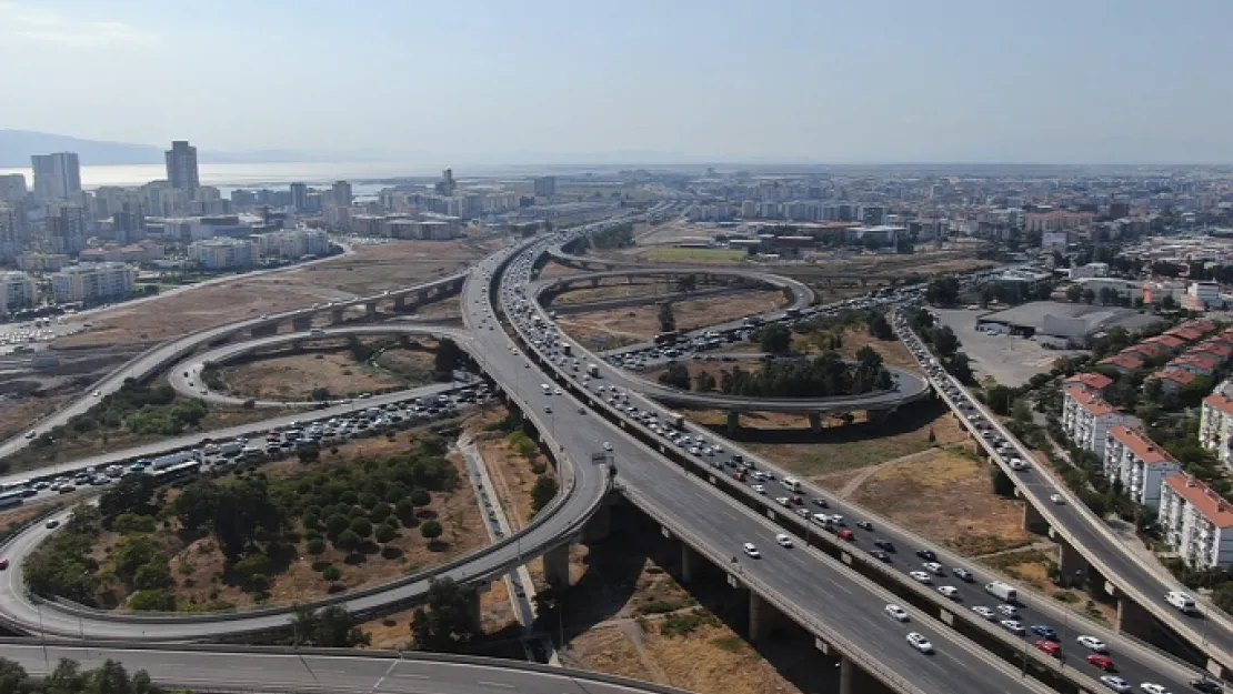 İzmir'de Teknofest Gelen Araçlar Kilometrelerce Kuyruk Oluşturdu