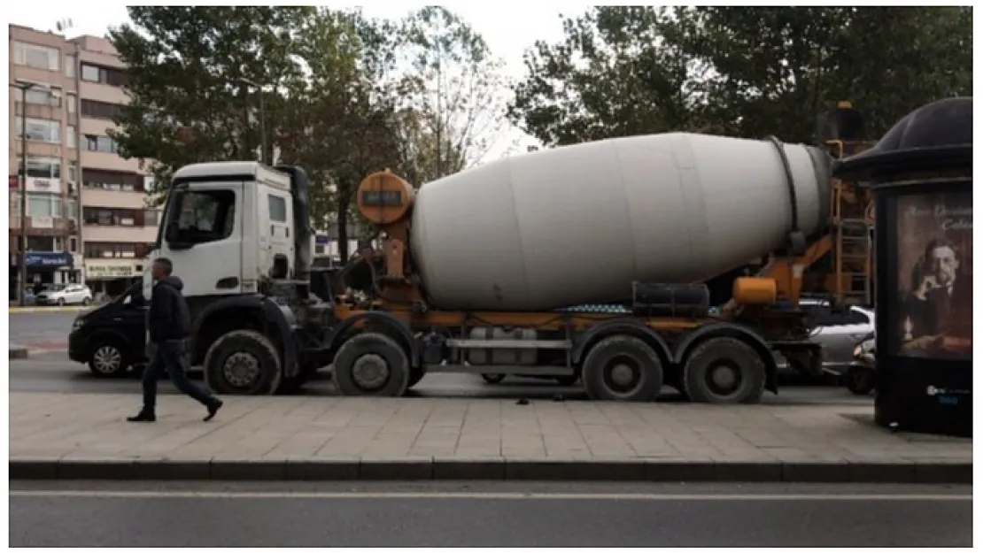 Küçükçekmece İstasyon Mahallesi'nde Beton Mikseri Kazası: 4 Yaşındaki Çocuk Yaralandı