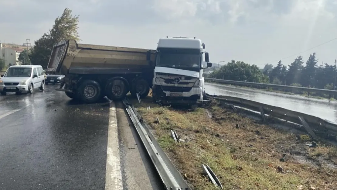 Şiddetli Yağış Nedeniyle Karşı Şeride Geçen Kamyon Az Kalsın Faciaya Sebep Olacaktı