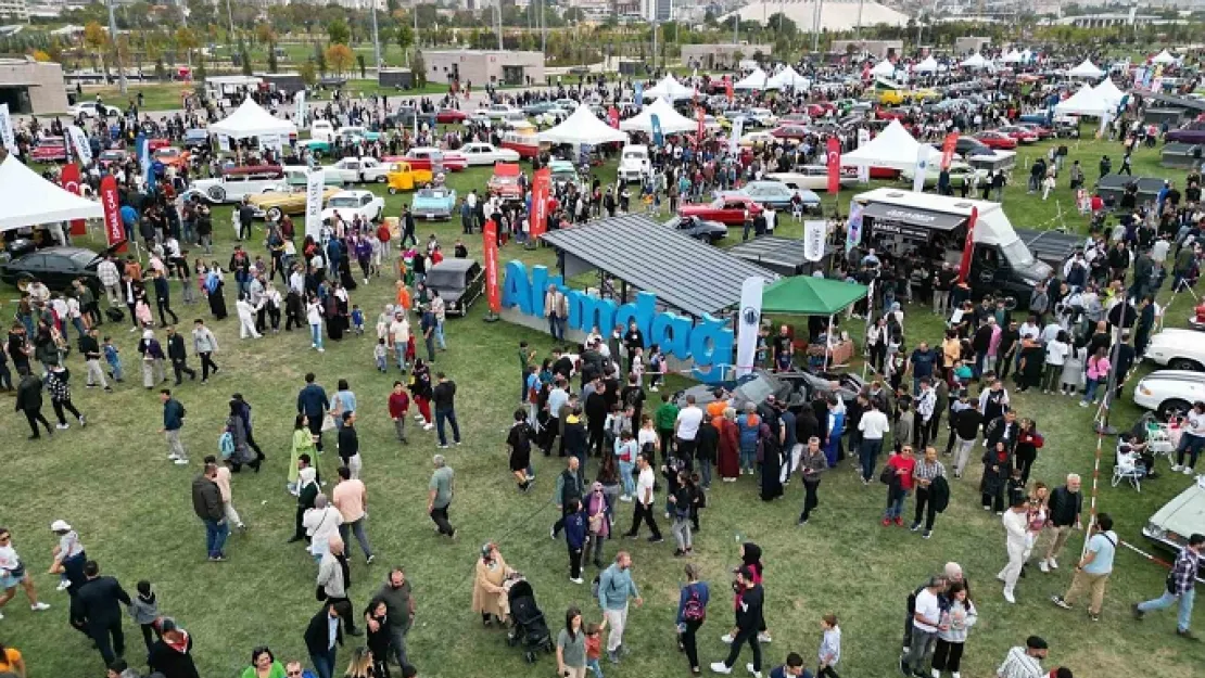 Ankara'da Klasik Otomobil Festivaline Ziyaretçi Akını