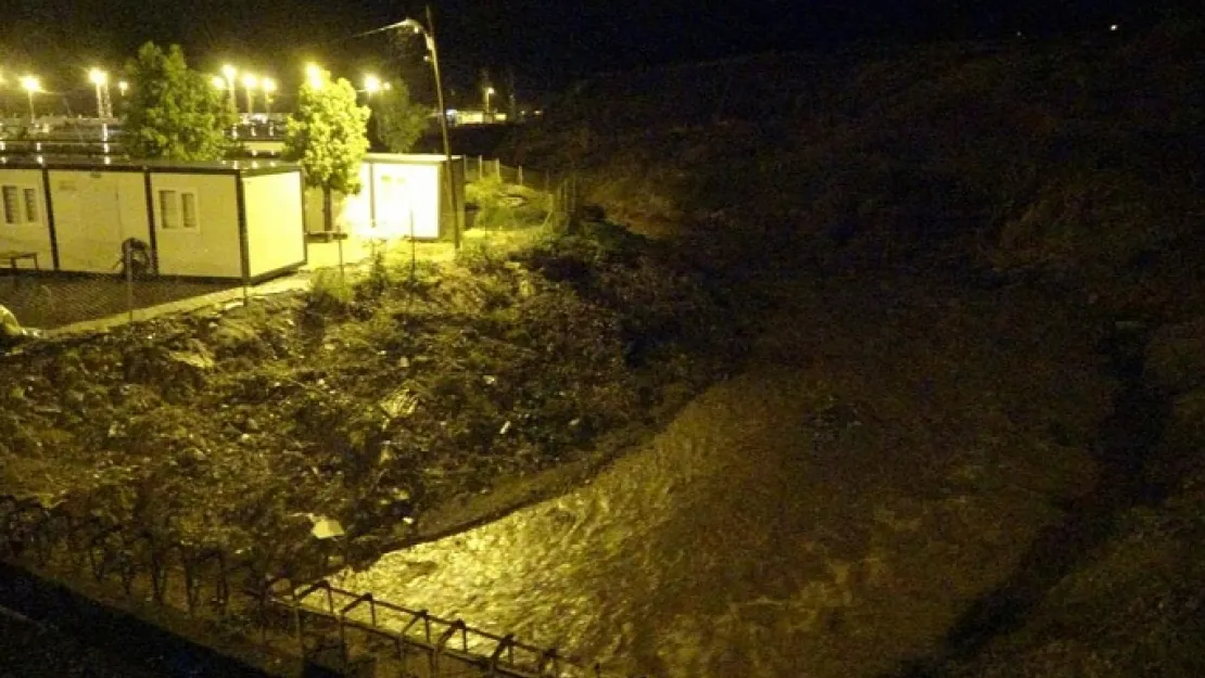 Antakya'da Şiddetli Yağış Konteynerlerde Kalan Depremzedeleri Zora Soktu