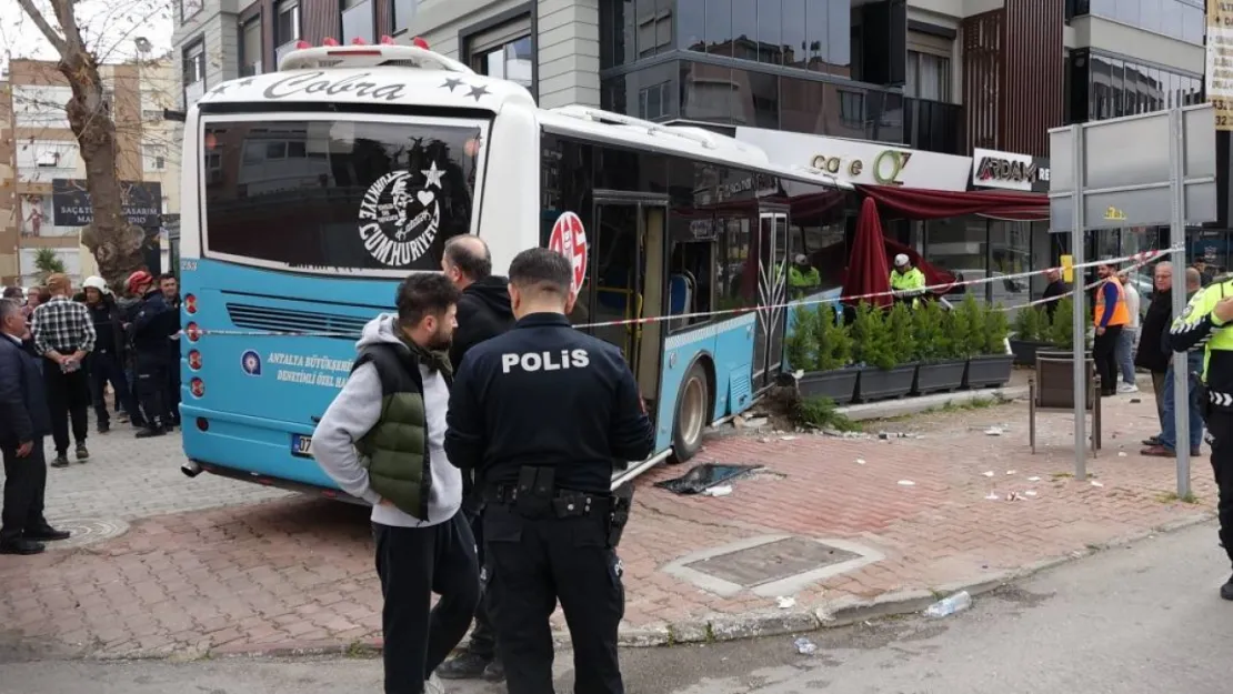 Antalya'da Halk Otobüsü Kontrolden Çıkarak Park Halindeki Araçlara ve Kafeye Zarar Verdi: 4 Kişi Yaralandı