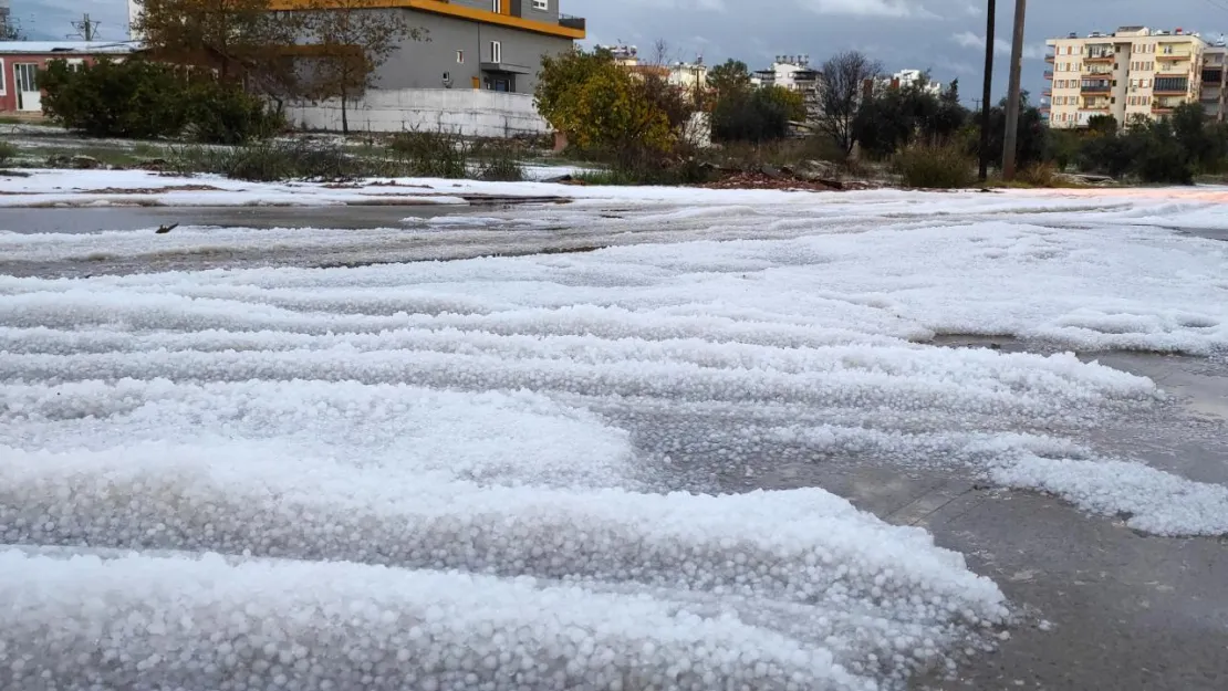 Antalya'da Sabahın İlkbahar Serinliği Dolu Yağışı Şehri Kapladı