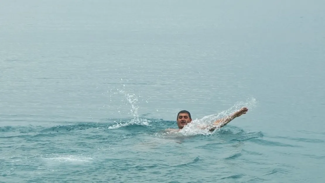 Antalya'da Yeni Yılın İlk Gününü Denizde Geçirdiler!