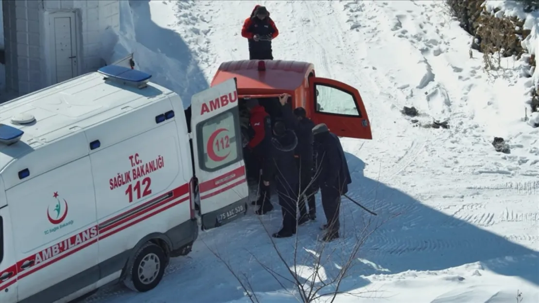 Ardahan'da Kar Fırtınası: Yolu Kapanan Köyden Hasta Acil Müdahaleyle Hastaneye Ulaştırıldı