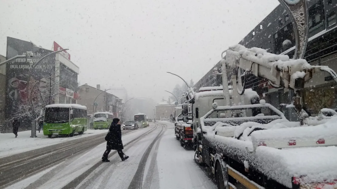 Gebze'de Kar Yağışı Başladı! Hava Durumu ve Trafik Gelişmeleri İzleniyor