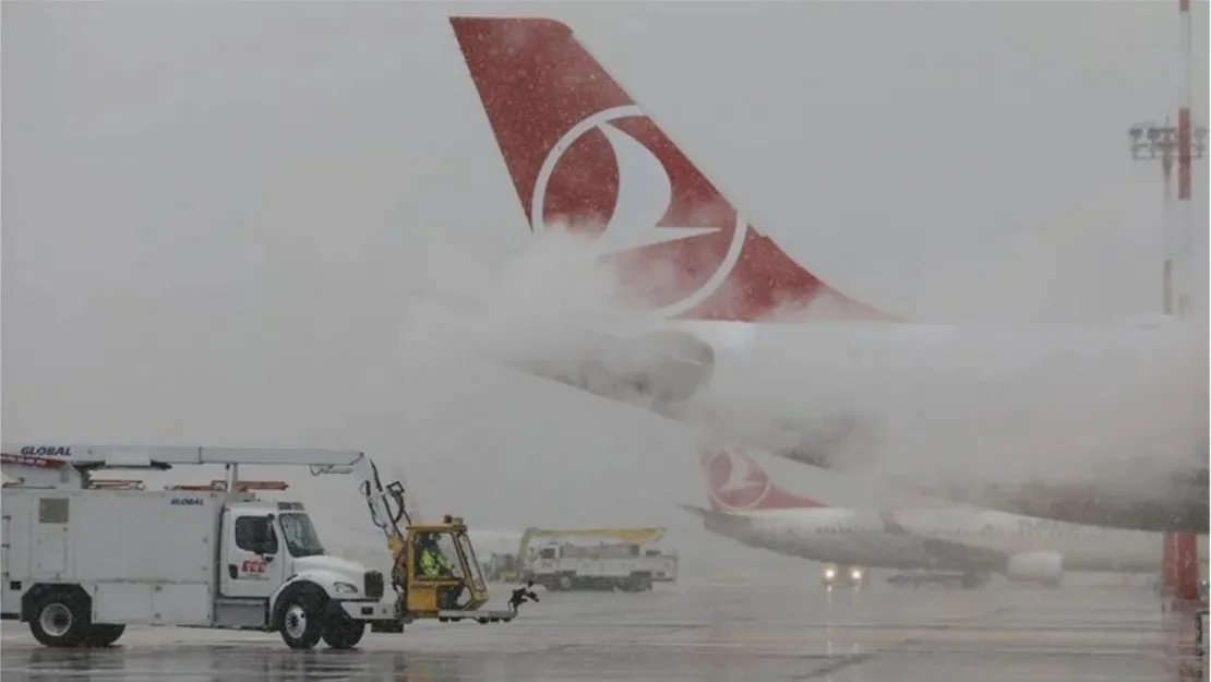 İstanbul'da Kar Alarmı: Sabiha Gökçen Havalimanı'nda Uçuşlara Kar Engeli