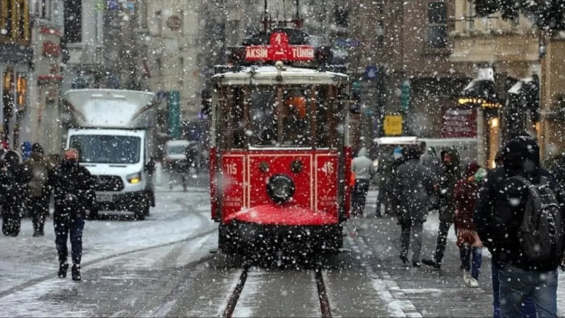 İstanbul'da Kar Yağışı Nedeniyle Arnavutköy, Esenyurt ve Avcılar'da Okullar 2 Gün Tatil Edildi