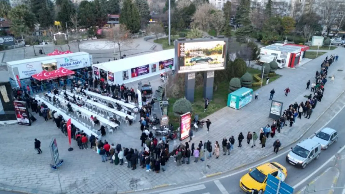 İzmit Belediyesinin Mobil Aşevi Ramazan Boyunca İftarda Vatandaşları Buluşturuyor