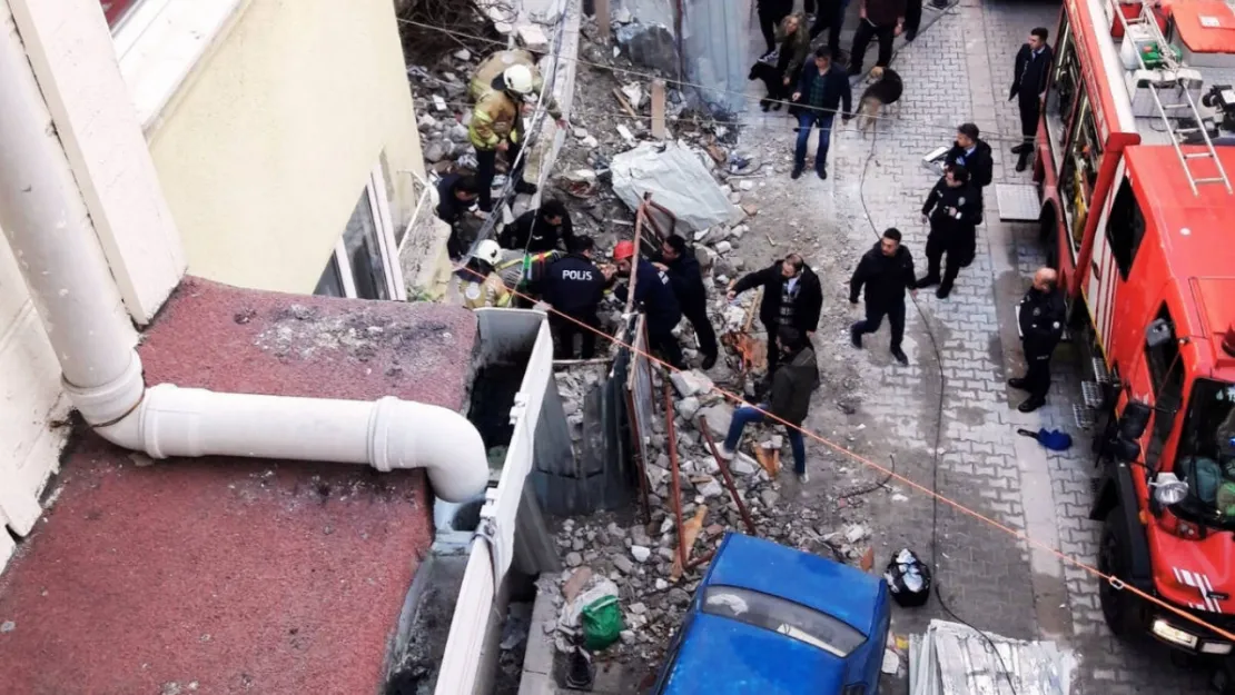 Kadıköy'de Bina Çöktü! Bir Kişi Enkaz Altında Kaldı!