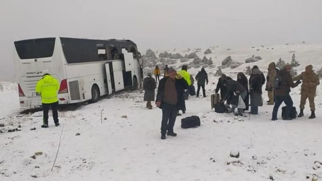 Kar Nedeni İle Yaşanan Zincirleme Kazada Ölü ve Yararlılar Var