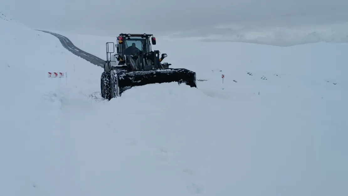 Karla Mücadele Sürüyor! Yollar Kapandı, İş Makineleri Kar Altında Kaldı!