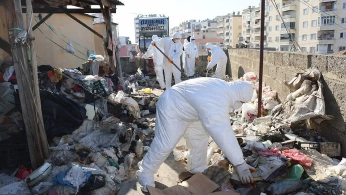 Mersin'in Toroslar İlçesinde 10 Ton Çöp Temizlendi Yaşlı Kadının Evi Büyük Ölçekli Müdahaleye Sahne Oldu