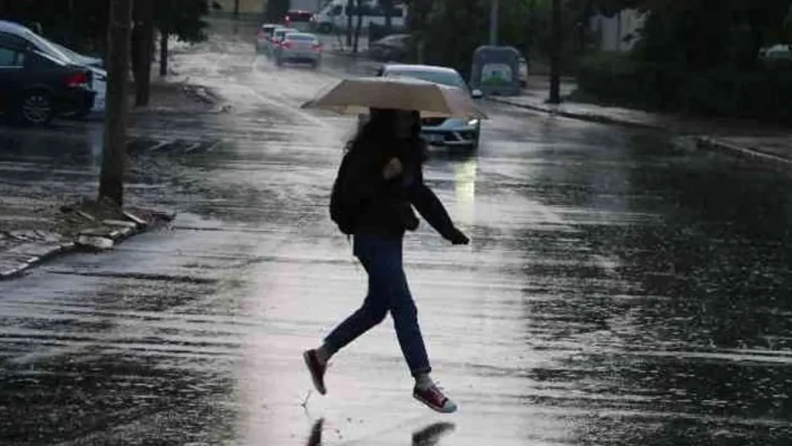 Meteoroloji'den Sağanak ve Fırtına Uyarısı: Yurdun Bazı Bölgelerinde Şiddetli Yağışlar Bekleniyor