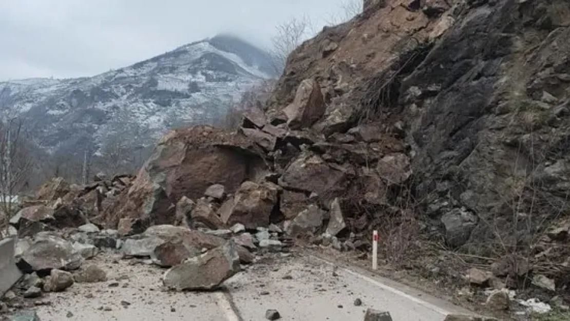 Ordu'nun Kabataş İlçesinde Heyelan Nedeniyle Karayolu Trafiğe Kapatıldı