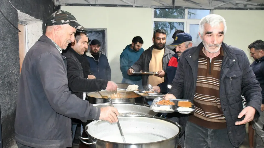 Yozgat'ın Topaç Köyü'nde 5 Yıllık Gelenek Tek İftar Sofrası, Bir Arada Açılan Oruçlar