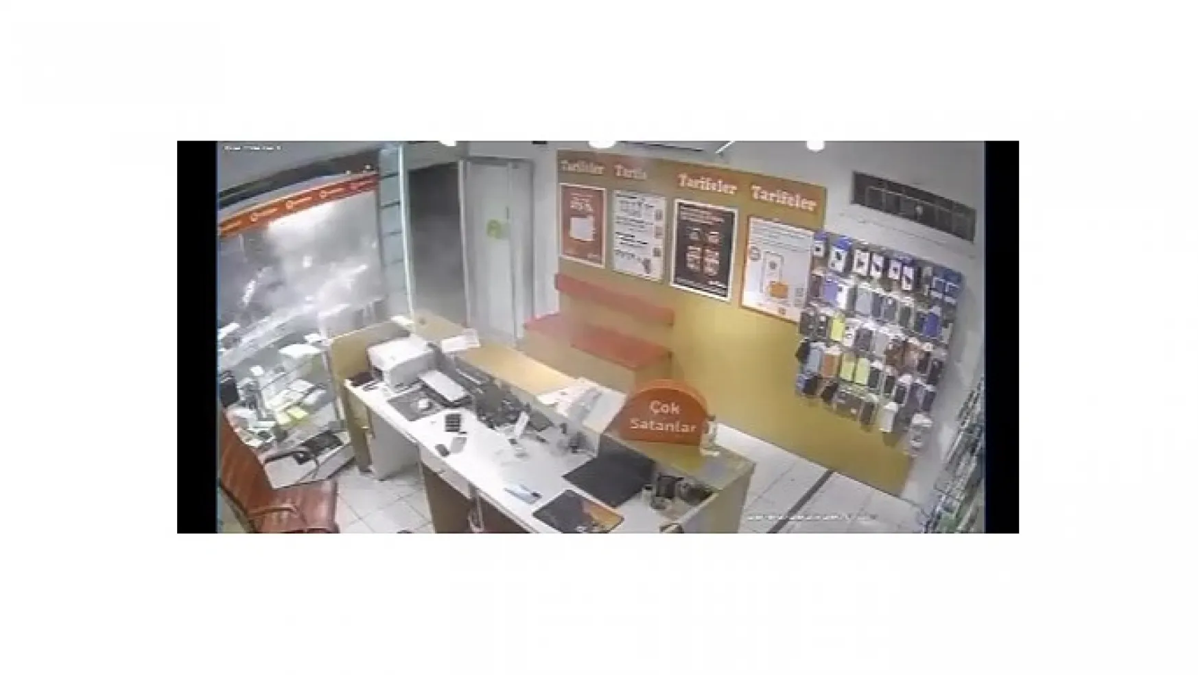 Adana'da Cep Telefonu Dükkanına Silahlı Saldırı: Şans Eseri Can Kaybı Olmadı