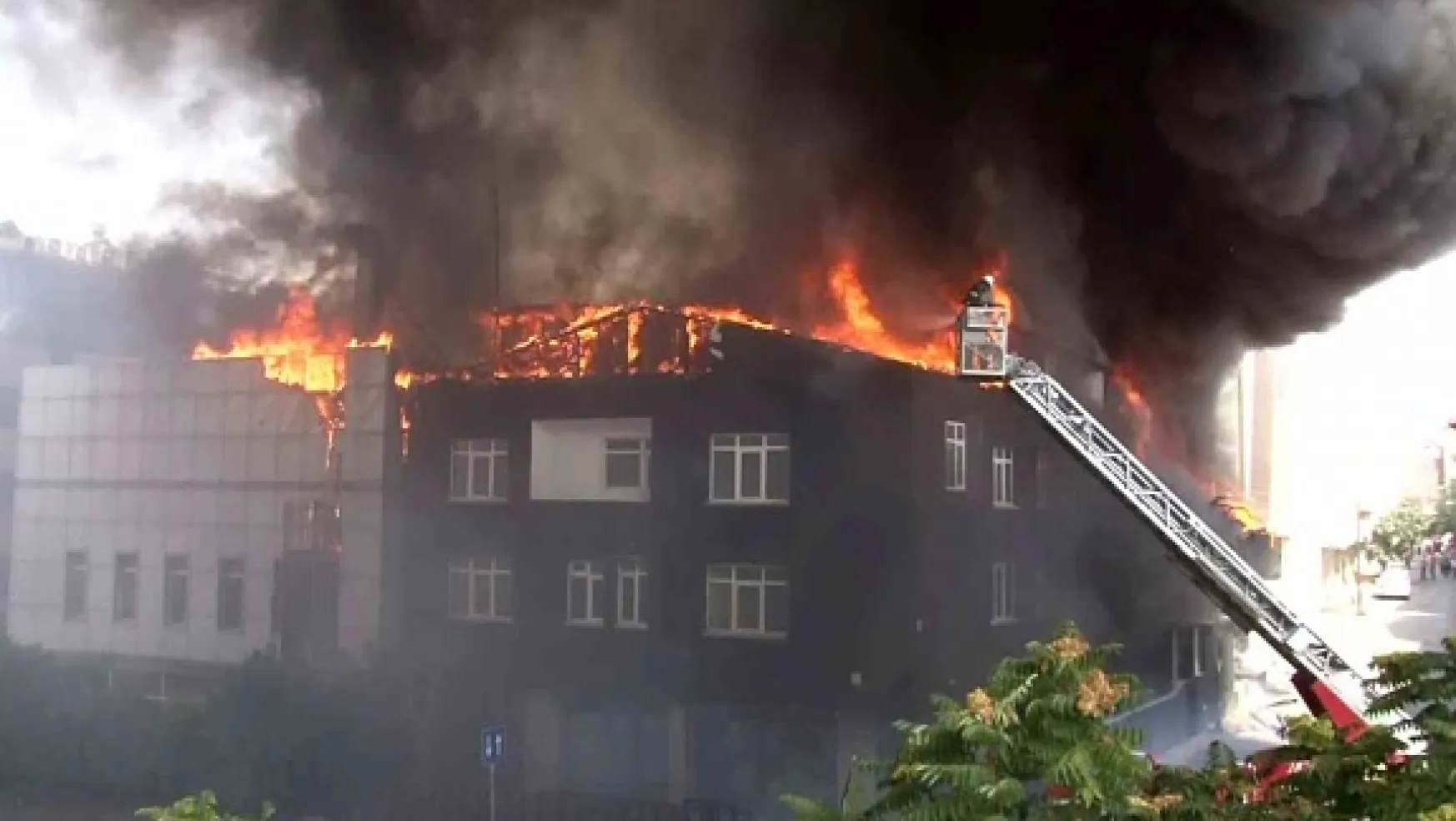 Ataşehir'de Çıkan Yangın 3 Binaya Sıçradı