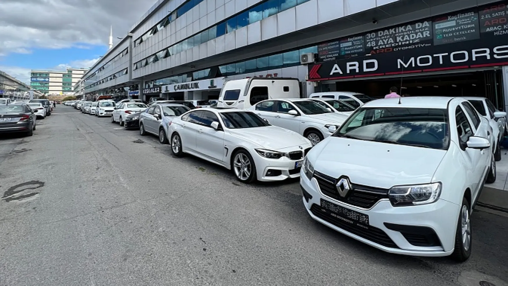 Türkiye'de İkinci El Otomobil Piyasasında Durgunluk Sürüyor, Lüks Araç Satışlar Durma Noktasında