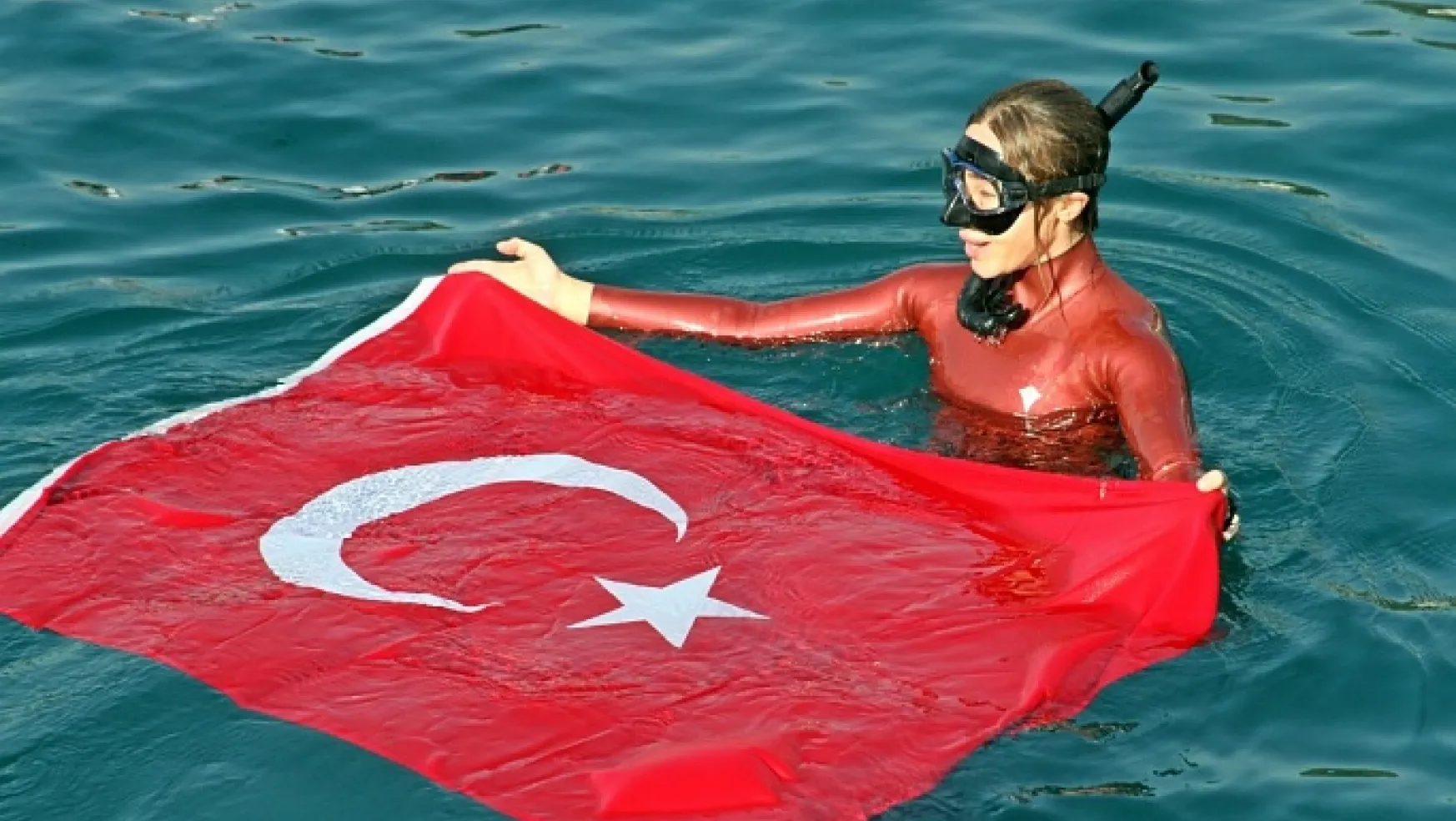 Dünya Rekortmeni Şahika Ercümen, Cumhuriyet İçin Türk Bayrağını Denizde Dalgalandırdı