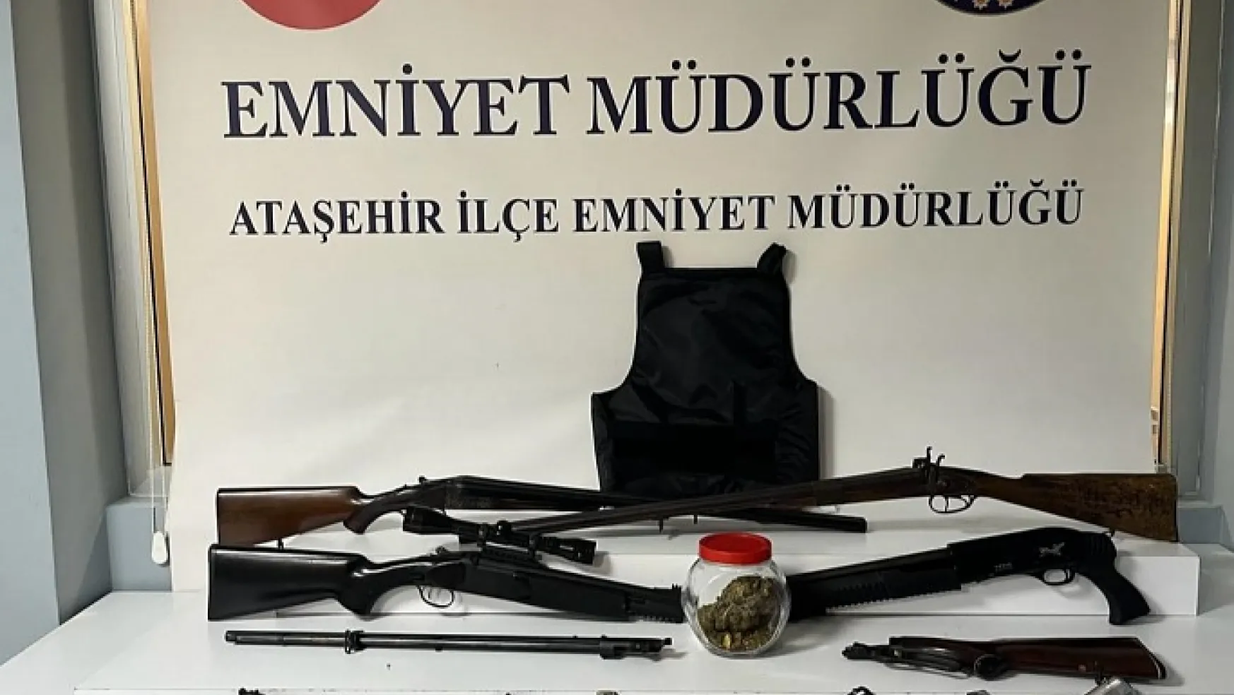 İstanbul'da Silah ve Uyuşturucu Ticareti Yapan 3 Kişi Gözaltına Alındı