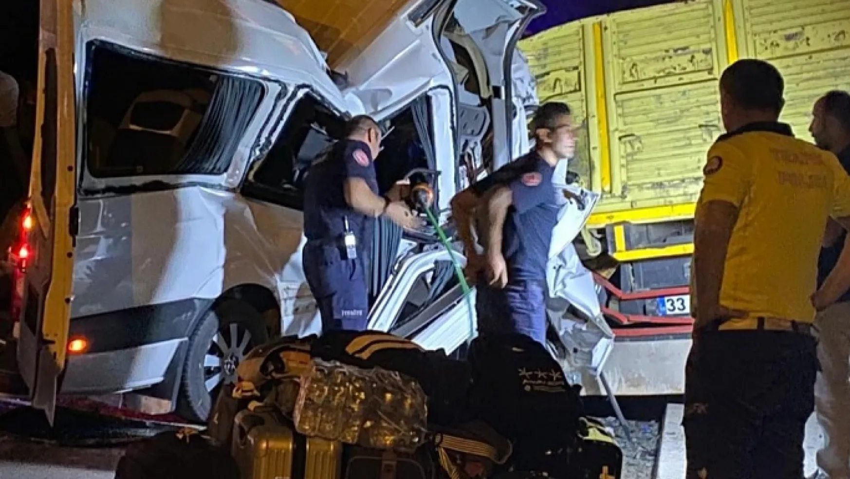 Park Halindeki Kamyona Arkadan Çarpan Minibüste 2 Kişi Öldü 9 Kişi Yaralandı
