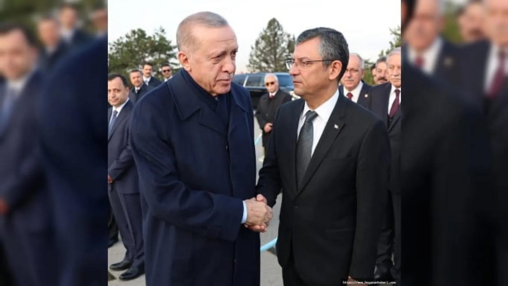 Erdoğan ve CHP Genel Başkanı Özgür Özel İlk Defa Tokalaştı.