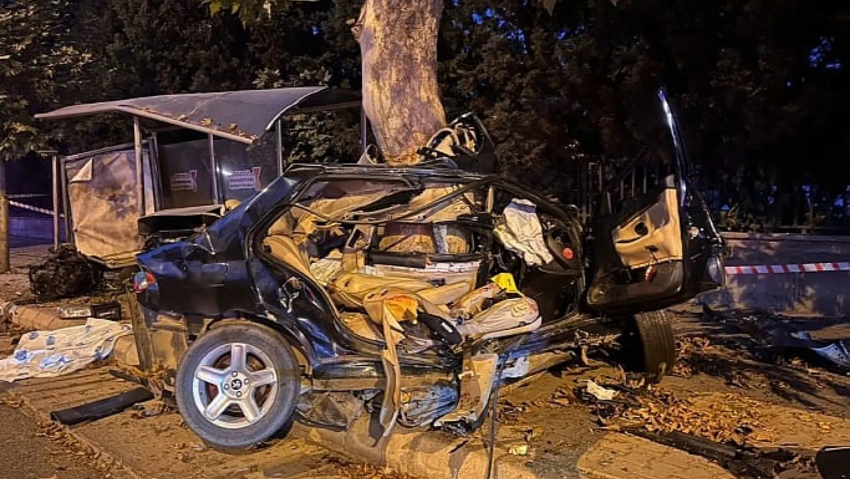 Kazada İkiye Bölünen Aracın Sürücüsü Hayatını Kaybetti
