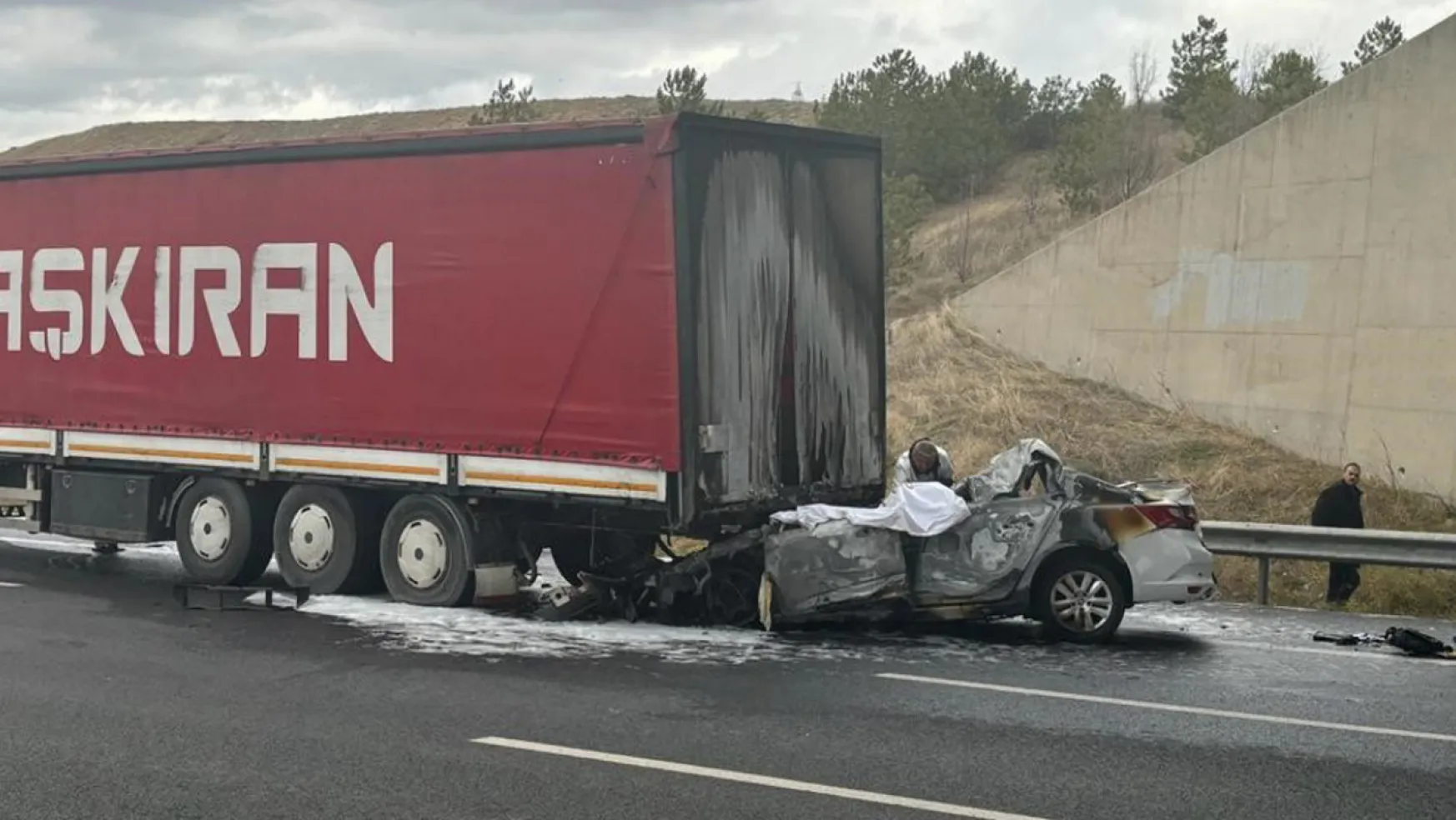 Ankara'da Tır'ın Dorsesine Çarpan Araç Sürücüsü Hayatını Kaybetti