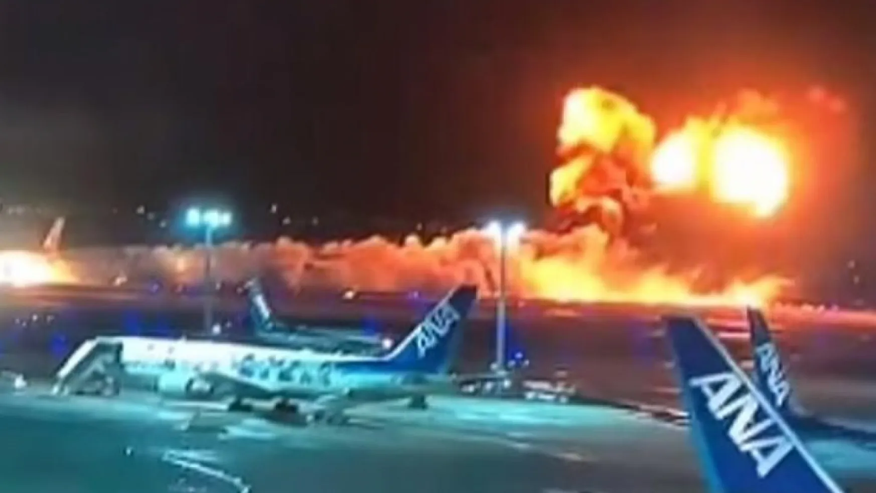 Japonya'da İki Uçak Çarpıştı! Pist Alevler İçinde Kaldı!